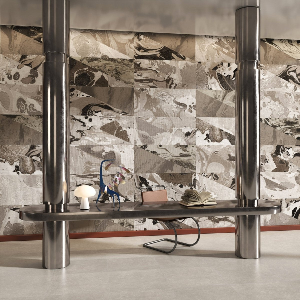 Scrivania da ufficio in acciaio tra due colonne in acciaio, carta da parati effetto marmo sullo sfondo