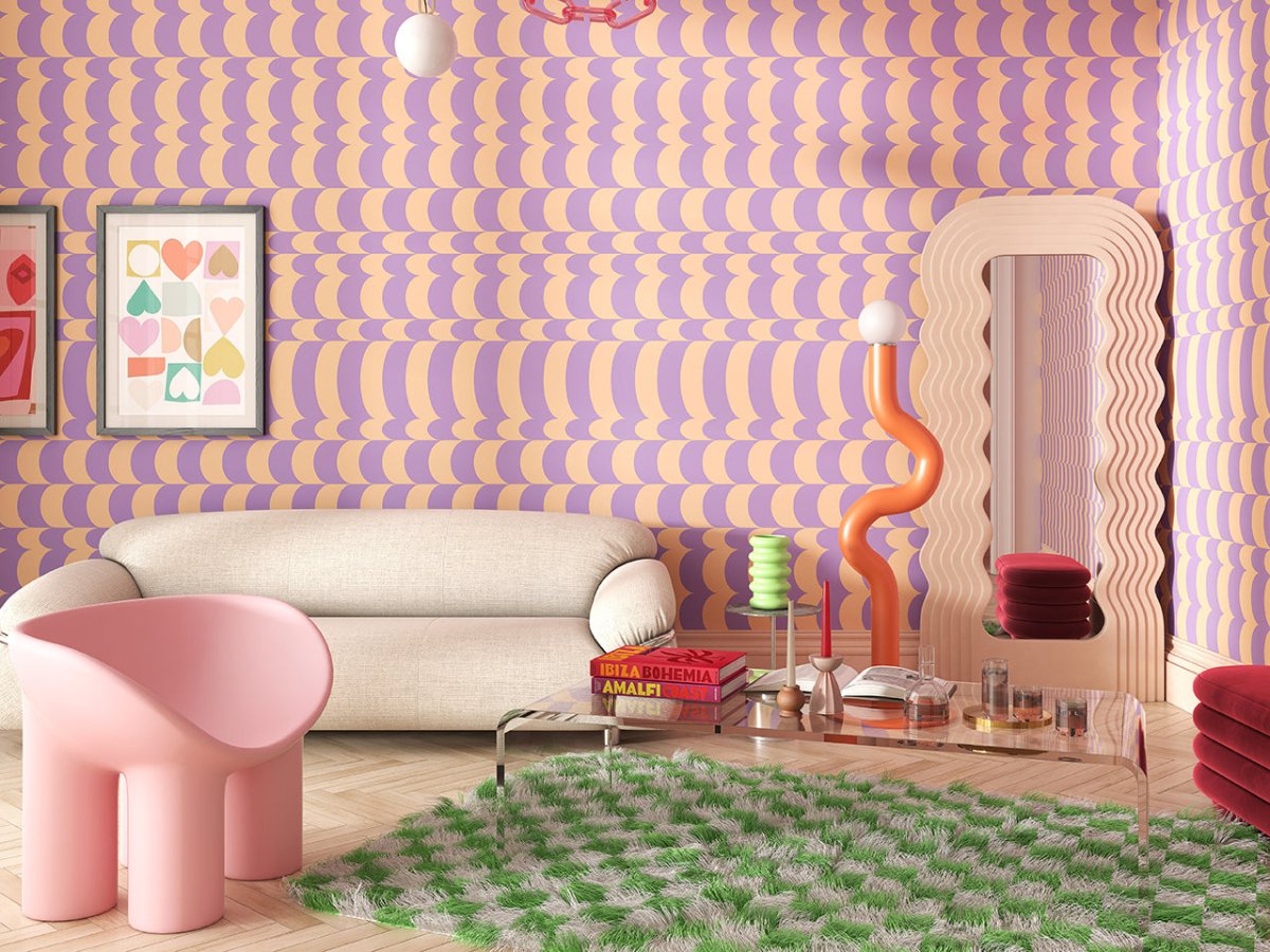 sala con divano e poltrona nei toni del rosa, con carta da parati psichedelica